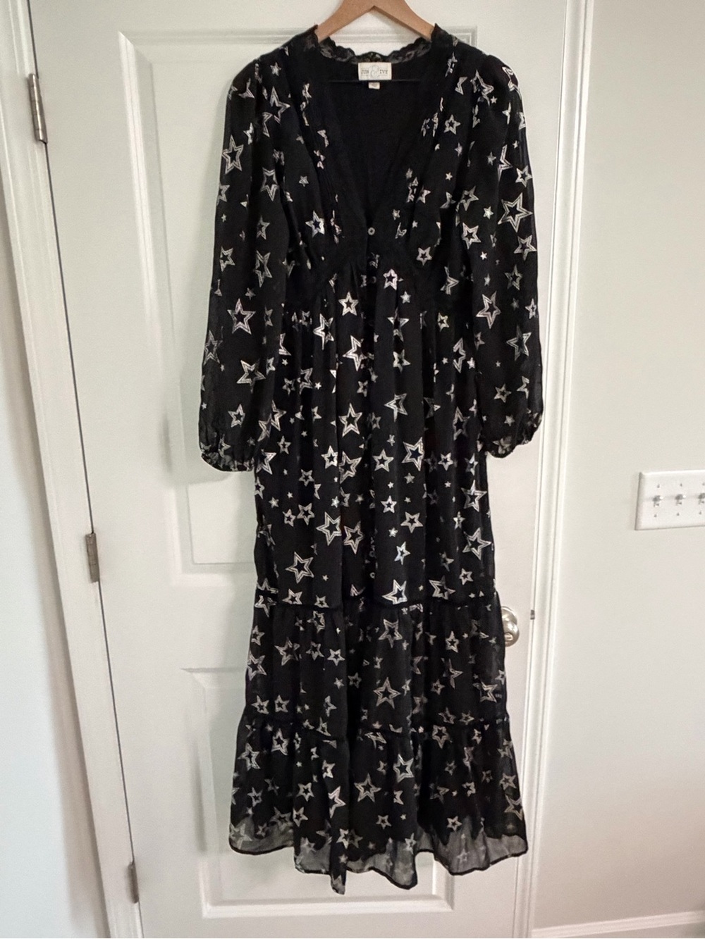 Black Star-Print Maxi Dress with V-Neck and Long Sleeves